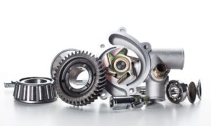 This image represents Open vs Closed Impeller Design during investment casting with ceramic cores, shell moulds, molten metal pouring, and precision pump impeller production.