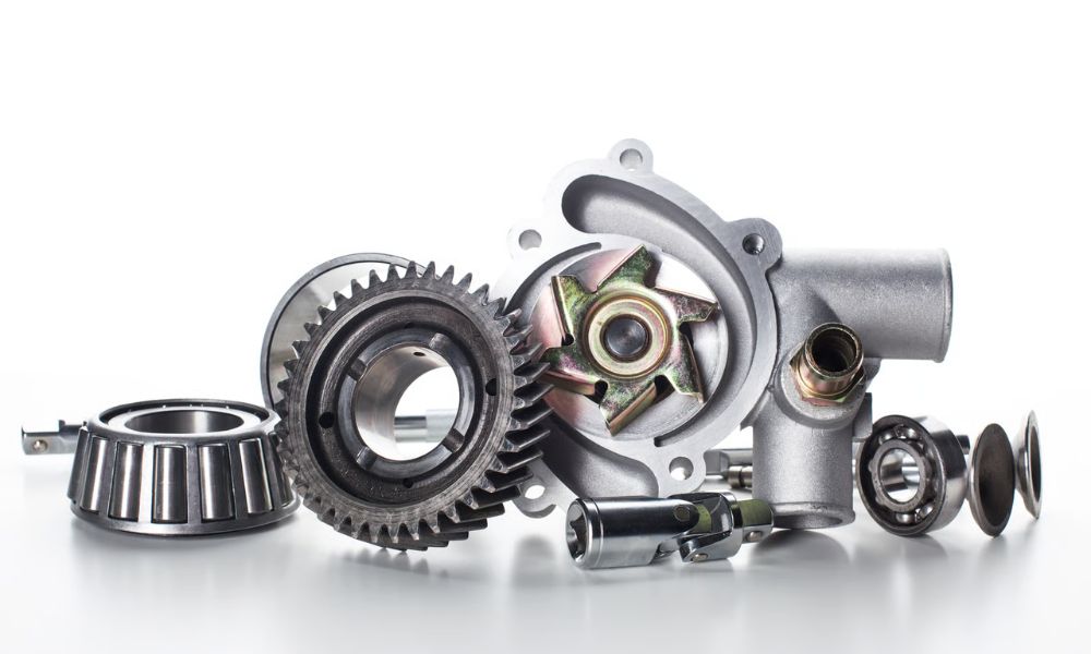 This image represents Open vs Closed Impeller Design during investment casting with ceramic cores, shell moulds, molten metal pouring, and precision pump impeller production.